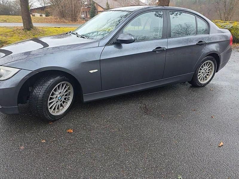 Gebraucht BMW 320 150 PS (110 kW) 2005 Grau Limousine