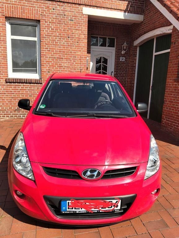 Rot Gebraucht 2011 Hyundai i20 Edition Limousine | 1.750 € (Superpreis) - Bild 1/4