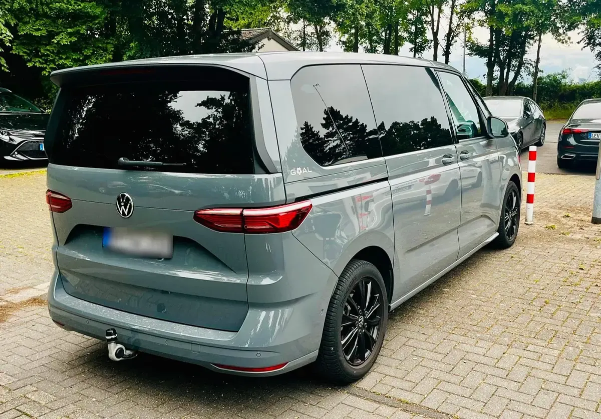 Gebraucht VW Multivan Goal 150 PS (110 kW) 2025 Grau Van / Kleinbus