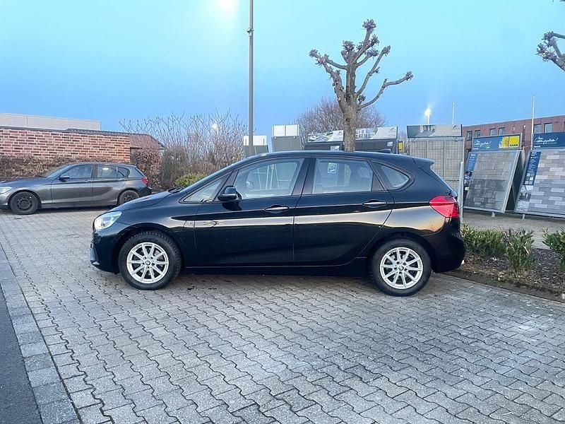 Schwarz Gebraucht 2017 BMW 218 Active Tourer Sport Line Van / Kleinbus | 10.450 € (Guter Preis) - Bild 1/4
