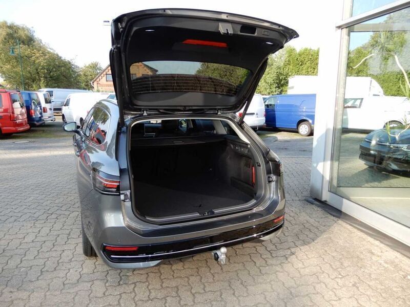 Gebraucht VW Passat Elegance 150 PS (110 kW) 2024 Grau Kombi