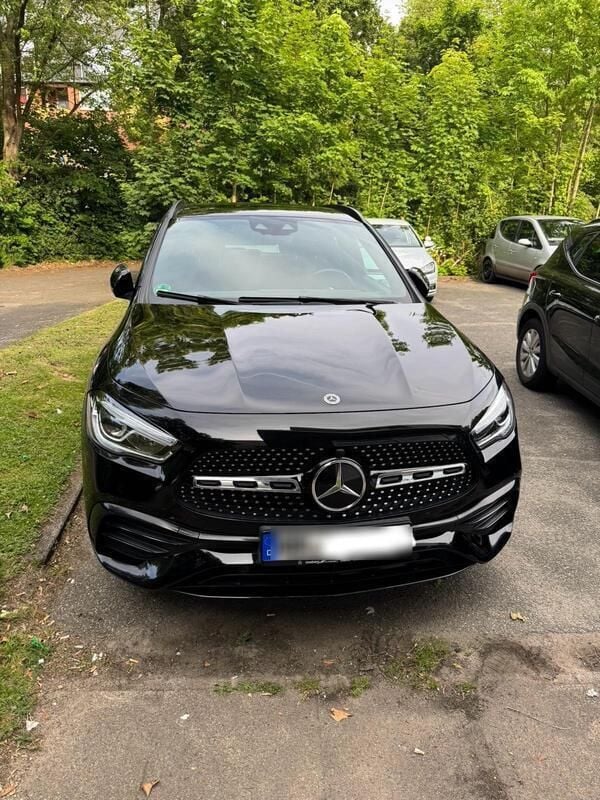 Schwarz Gebraucht 2021 Mercedes GLA200 AMG line SUV | 31.050 € (Fairer Preis) - Bild 1/4