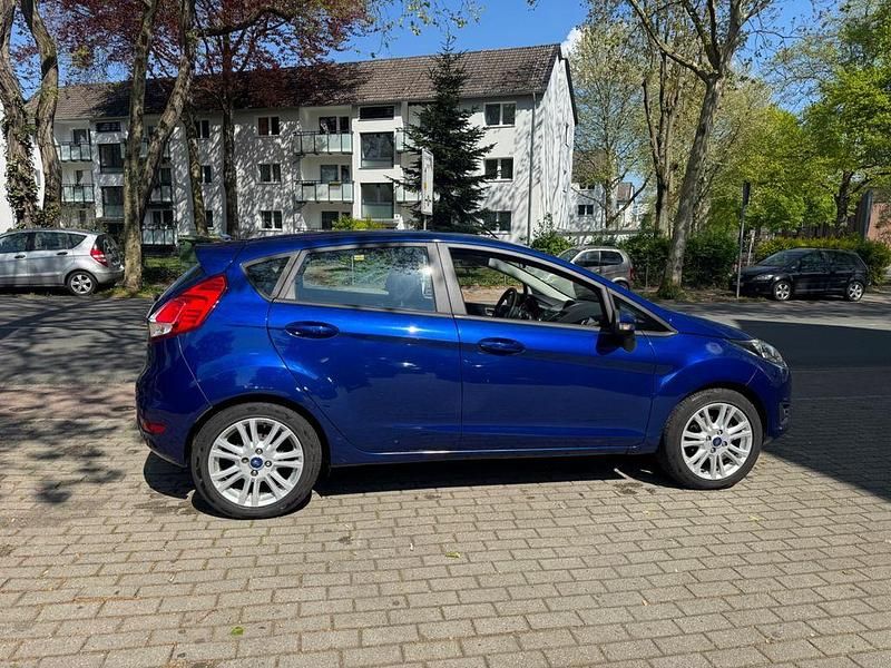 Gebraucht Ford Fiesta SYNC Edition 101 PS (74 kW) 2015 Blau Kleinwagen