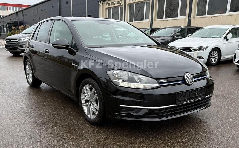 Gebraucht VW Golf VII Comfortline 131 PS (96 kW) 2019 Schwarz Kleinwagen