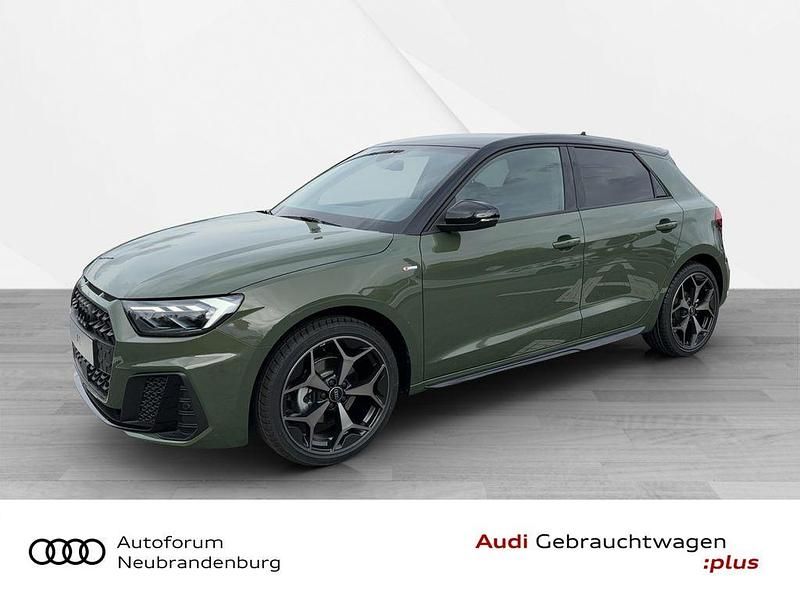 Distriktgrün metallic Gebraucht 2024 Audi A1 Sportback S-Line Kleinwagen | 33.599 € (Teuer) - Bild 1/4