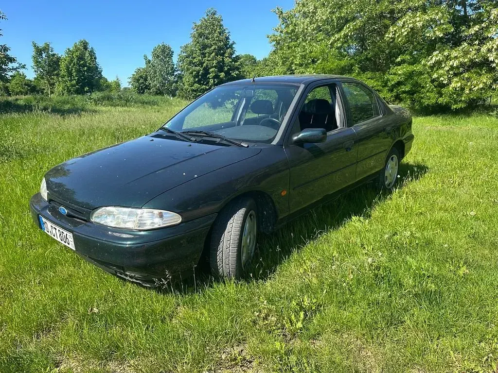 Używany Ford Mondeo 111 KM (81 kW) 1996 Czarny Sedan/Limuzyna