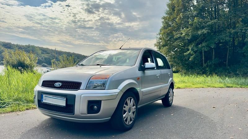 Grau Gebraucht 2010 Ford Fusion Kombi | 2.300 € (Guter Preis) - Bild 1/4