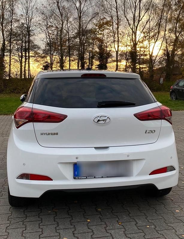 Gebraucht Hyundai i20 Intro Edition 84 PS (61 kW) 2015 Weiß Kleinwagen