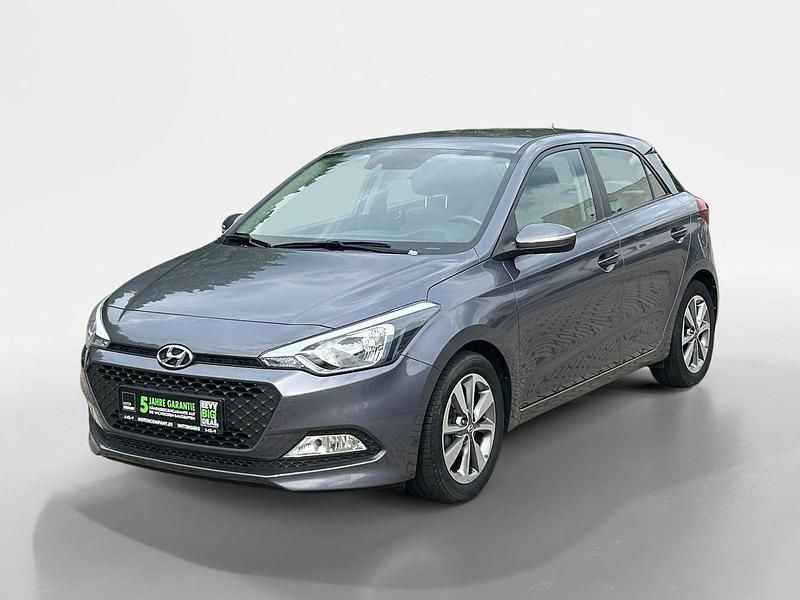 Grau Gebraucht 2016 Hyundai i20 Limousine | 10.990 € (Teuer) - Bild 1/4