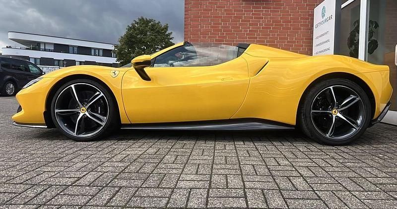 Gebraucht Ferrari 296 829 PS (609 kW) 2024 Gelb Cabrio