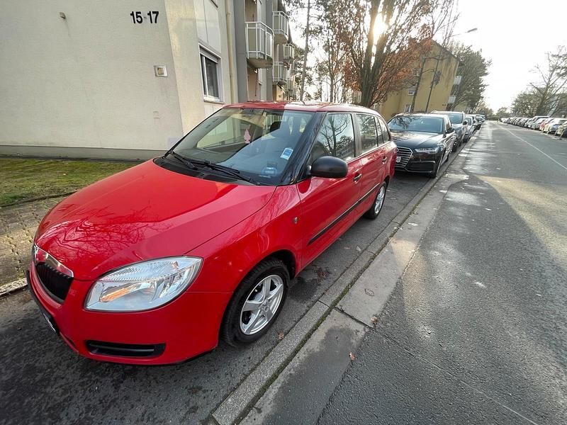 Rot Gebraucht 2011 Skoda Fabia Kombi | 2.250 € (Fairer Preis) - Bild 1/4
