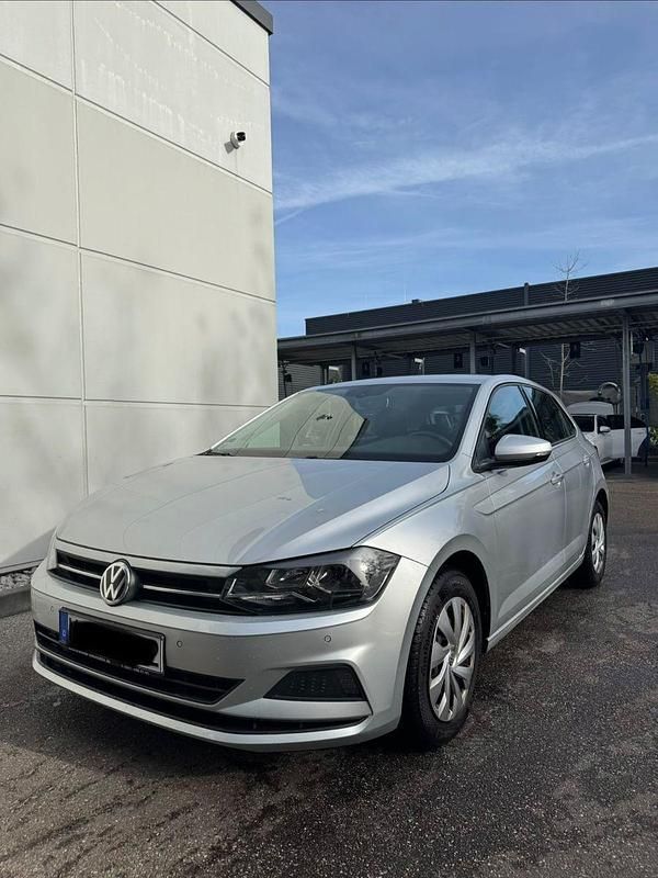 Silber Gebraucht 2018 VW Polo Comfortline Kleinwagen | 12.400 € - Bild 1/4
