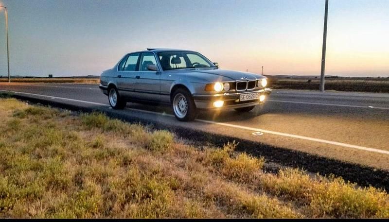Grau Gebraucht 1987 BMW 750 Limousine | 11.999 € - Bild 1/4
