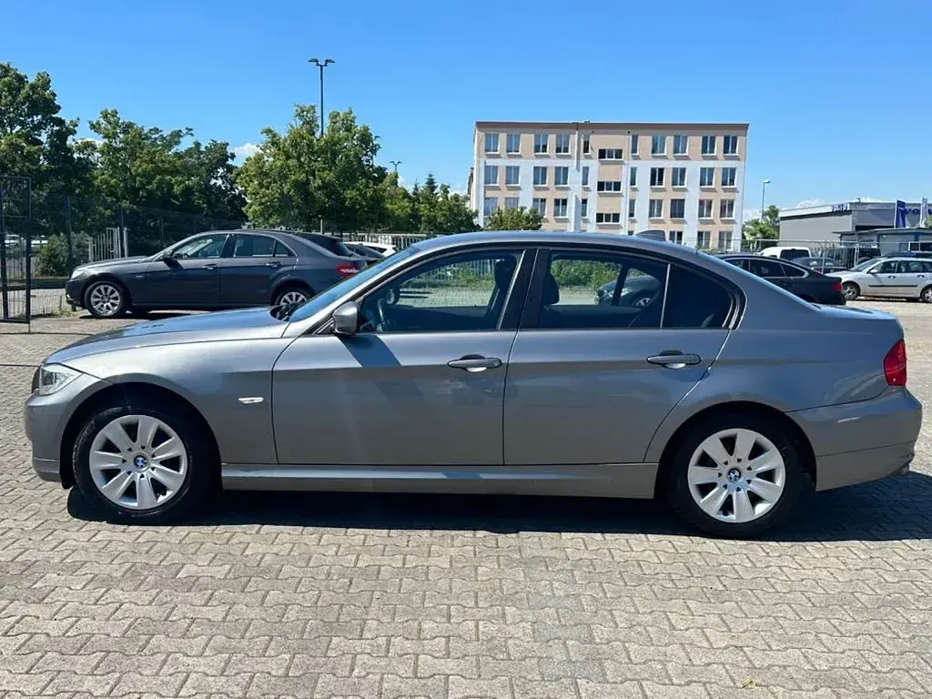 Gebraucht BMW 320 184 PS (135 kW) 2010 Grau Limousine
