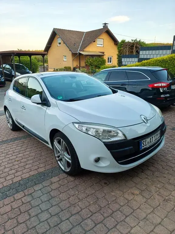 Gebraucht Renault Mégane Dynamique 131 PS (96 kW) 2010 Weiß Limousine