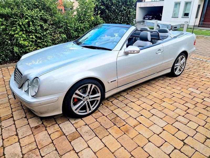 Silber Gebraucht 2001 Mercedes CLK320 Cabrio | 15.695 € - Bild 1/4