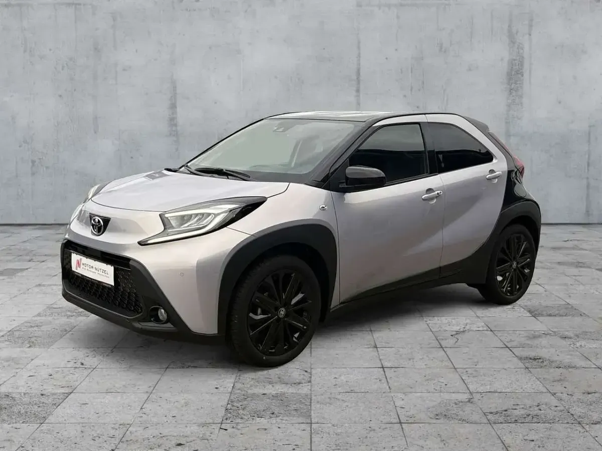 Neu Toyota Aygo X Edition 72 PS (52 kW) 2025 Light purple (9ae)/ black mica SUV