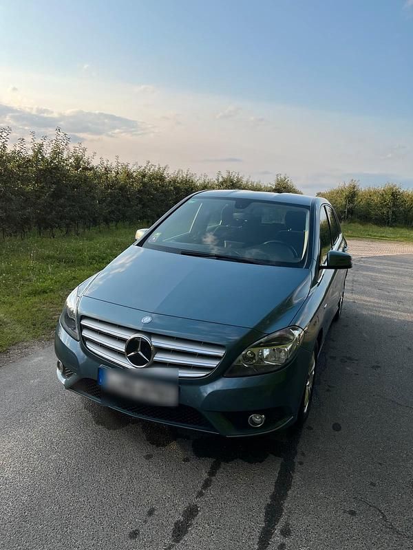 Blau Gebraucht 2011 Mercedes B200 Van / Kleinbus | 6.000 € (Guter Preis) - Bild 1/4