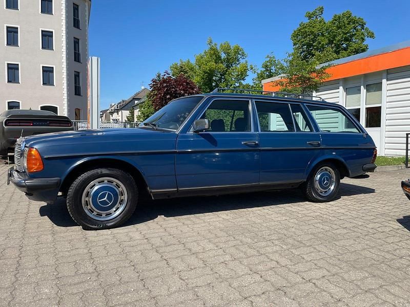 Gebraucht Mercedes 300 125 PS (91 kW) 1984 Blau Kombi