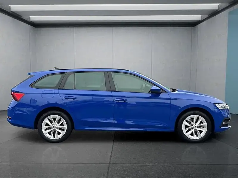 Używany Skoda Octavia 204 KM (150 kW) 2023 Niebieski Kombi