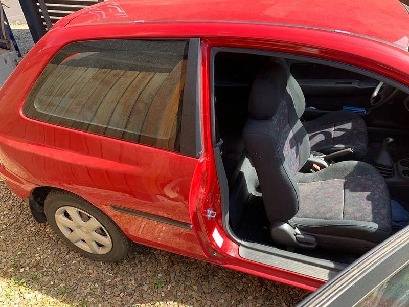 Second-hand Mazda 323 73 CP (53 kW) 1998 Roșu Berlinǎ