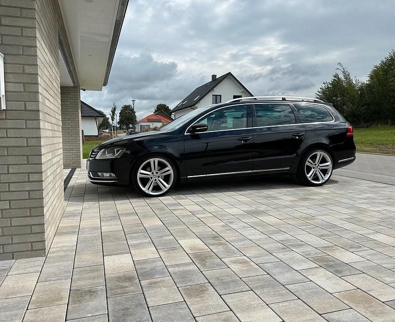 Schwarz Gebraucht 2012 VW Passat Highline Kombi | 8.700 € (Fairer Preis) - Bild 1/4