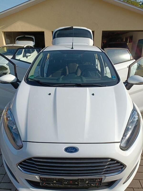 Weiß Gebraucht 2013 Ford Fiesta Titanium Kleinwagen | 6.250 € (Fairer Preis) - Bild 1/4