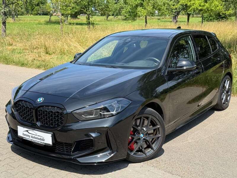 Black sapphire metallic Gebraucht 2022 BMW 135 Kleinwagen | 36.900 € (Fairer Preis) - Bild 1/4