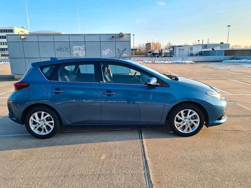 Gebraucht Toyota Auris 116 PS (85 kW) 2016 Blau Limousine