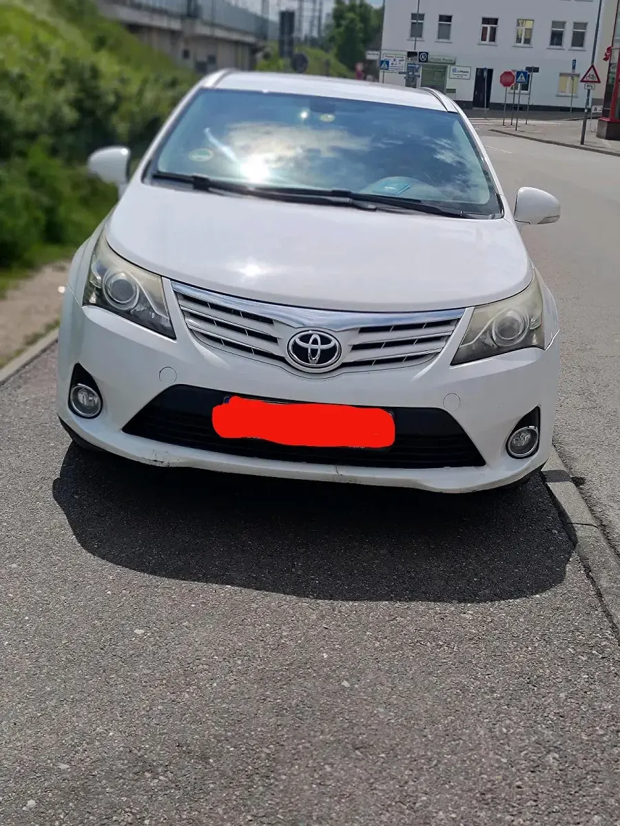 Gebraucht Toyota Avensis 150 PS (110 kW) 2012 Weiß Kombi