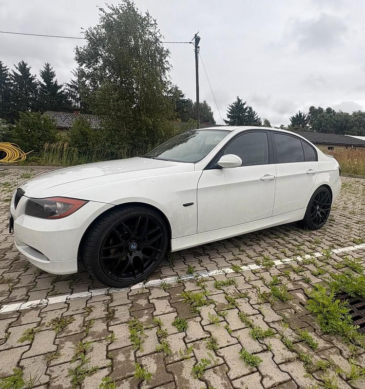 Weiß Gebraucht 2004 BMW 330 Limousine | 4.500 € - Bild 1/4