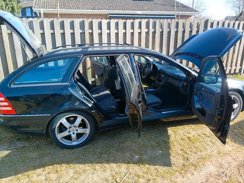 Gebraucht Mercedes C180 143 PS (105 kW) 2003 Schwarz Kombi