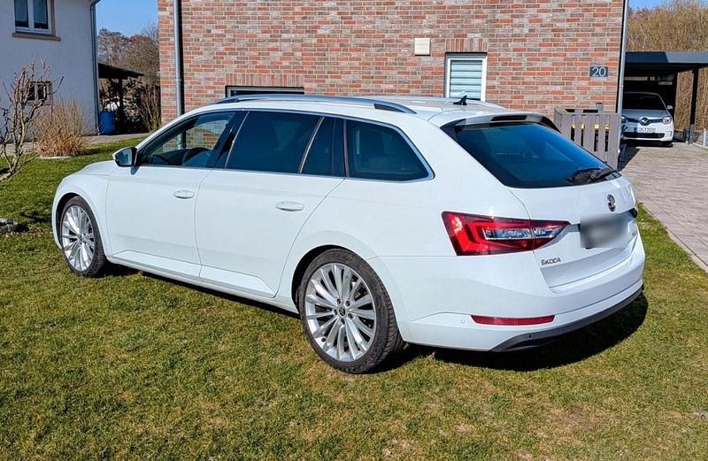 Gebraucht Skoda Superb Style 190 PS (139 kW) 2016 Weiß Kombi