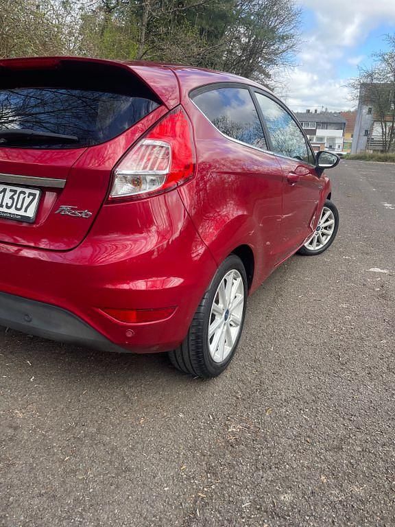 Gebraucht Ford Fiesta Titanium 101 PS (74 kW) 2016 Rot Kleinwagen