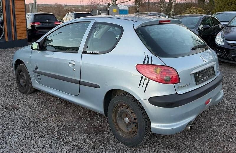 Gebraucht Peugeot 206 Tendance 75 PS (55 kW) 2004 Silber Limousine
