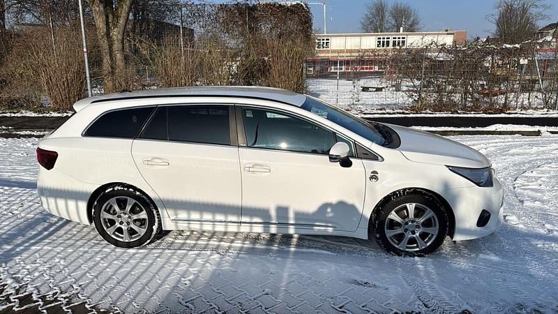 Gebraucht Toyota Avensis Comfort 147 PS (108 kW) 2016 Weiß Kombi