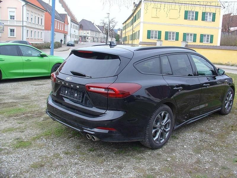 Gebraucht Ford Focus ST-Line 125 PS (91 kW) 2024 Obsidianschwarz metallic Kombi