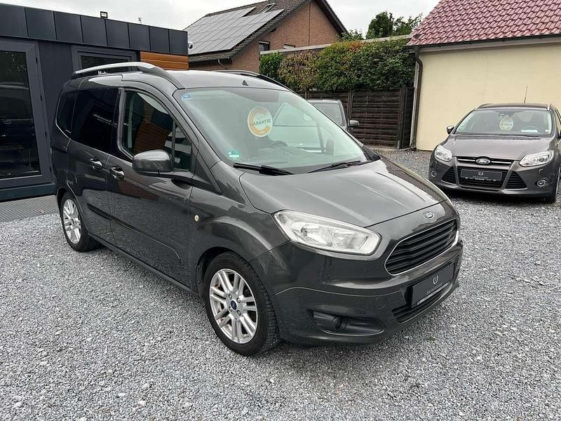 Gebraucht Ford Tourneo Courier Titanium 101 PS (74 kW) 2015 Magneticgrau (metallic) Van / Kleinbus