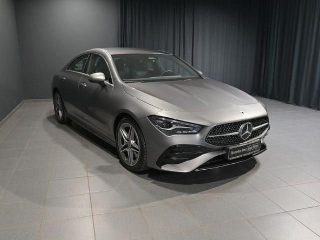 Grau metalliclack mountaingrau Gebraucht 2024 Mercedes CLA200 Advanced Plus Coupé | 35.800 € (Fairer Preis) - Bild 1/3