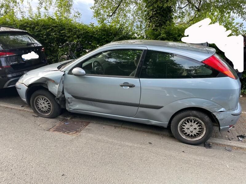 Blau Gebraucht 2003 Ford Focus Kleinwagen | 300 € - Bild 1/4