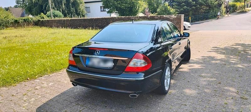 Andere farben Gebraucht 2008 Mercedes E280 Avantgarde Limousine | 8.600 € (Fairer Preis) - Bild 1/4