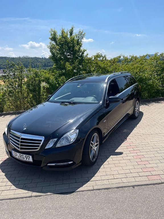 Schwarz Gebraucht 2012 Mercedes E350 Avantgarde Kombi | 8.950 € (Superpreis) - Bild 1/2