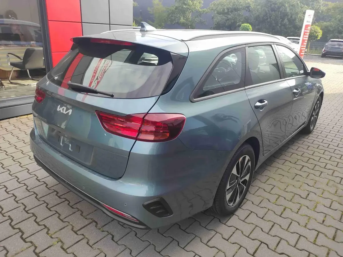 Gebraucht Kia Ceed Sportswagon Silver 140 PS (102 kW) 2027 Yucca steel Kombi