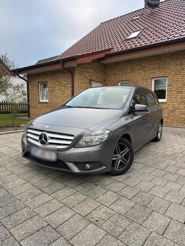 Grau Gebraucht 2013 Mercedes B220 Van / Kleinbus | 7.900 € (Guter Preis) - Bild 1/4