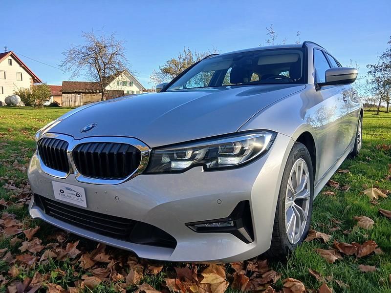 Silber Gebraucht 2021 BMW 320 Sport Line Kombi | 21.500 € (Fairer Preis) - Bild 1/4