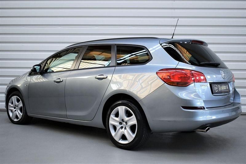 Gebraucht Opel Astra Design Edition 140 PS (102 kW) 2011 Silber Limousine
