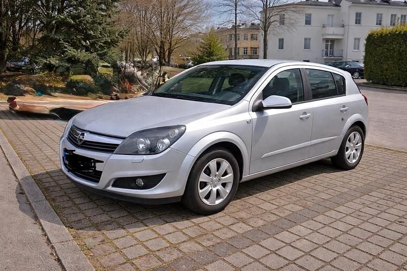 Gebraucht Opel Astra 90 PS (66 kW) 2009 Silber Kleinwagen