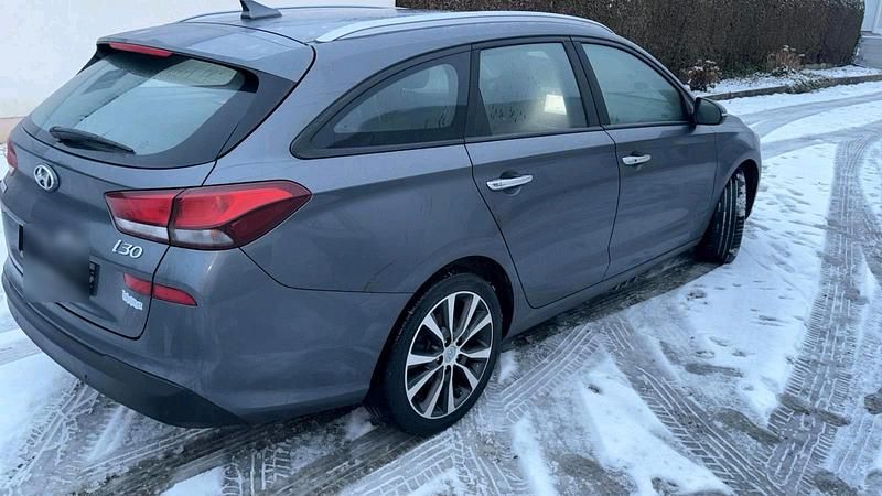 Grau Gebraucht 2017 Hyundai i30 Kombi | 7.150 € - Bild 1/4