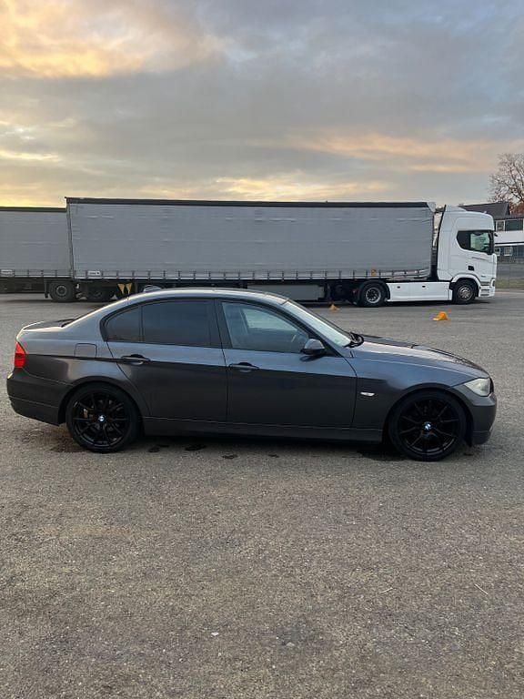 Grau Gebraucht 2006 BMW 318 Limousine | 2.099 € (Superpreis) - Bild 1/4