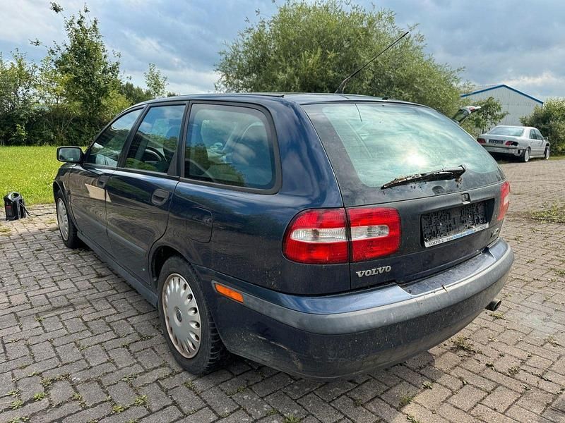 Blau Gebraucht 2000 Volvo V40 Kombi | 390 € (Superpreis) - Bild 1/4